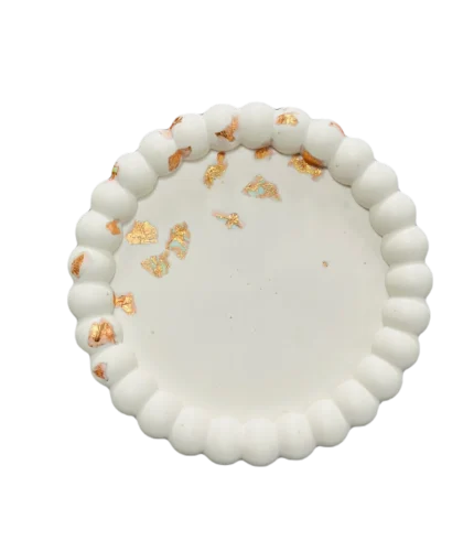 Padėkliukas jasmonito baltas su auksiniu blizgučiu 1050x1200